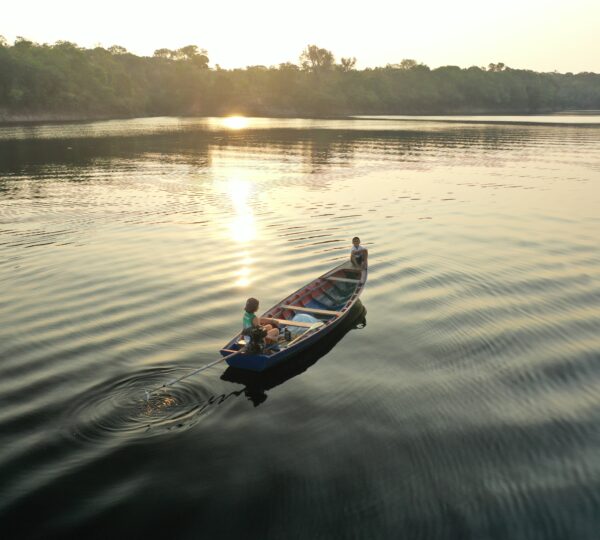 Une barque au coucher de soleil en Amazonie chez Joao